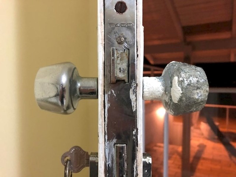 Desna strana vrata je vanjska strana koja je izložena morskom zraku