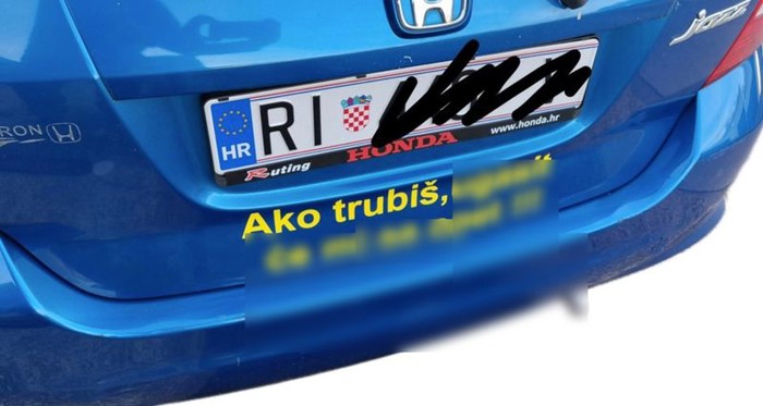 Riječanka je stavila genijalan natpis na svoj auto, nakon ovog joj više nitko ne trubi