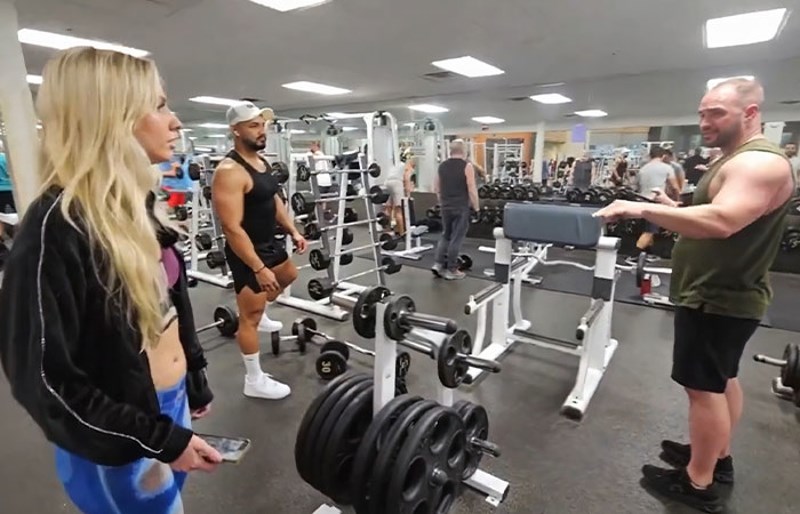 Više osoba joj je prišlo i objasnilo da nije primjereno doći tako odjeven u teretanu