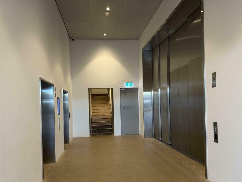 Dizalo za transport umjetnina (desno) i ljudi (ravno)