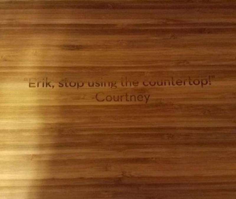 Daska za rezanje koju mi je supruga poklonila jer sam do tada sve rezao direktno na radnoj površini