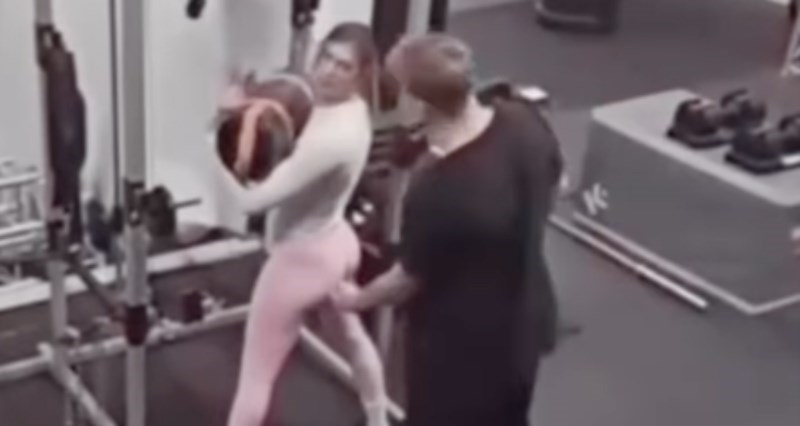 Tip je djevojci odlučio pomoći izvesti vježbu s utezima, ovu reakciju nije očekivao