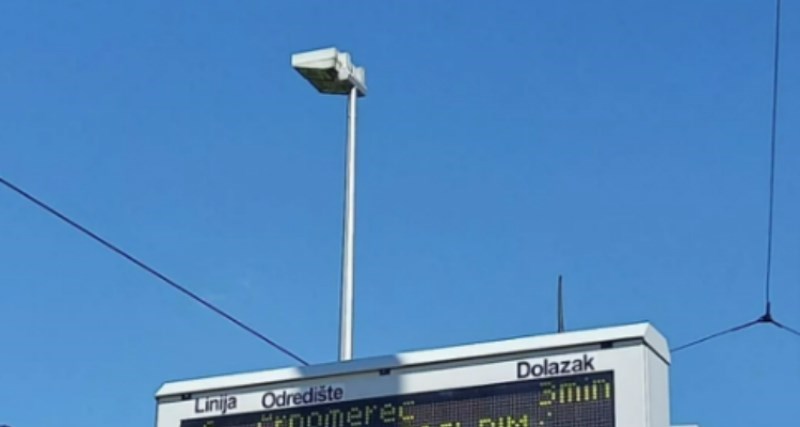 Zagrepčane je jutros dočekala zanimljiva poruka na stajalištima tramvaja, ljudi su oduševljeni