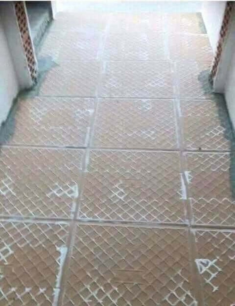 Ako ne kužite ili sumnjate - da, tip je pločice postavio naopako :D