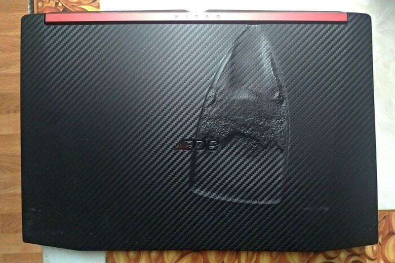 Peglao je košulju i naslonio peglu na moj laptop