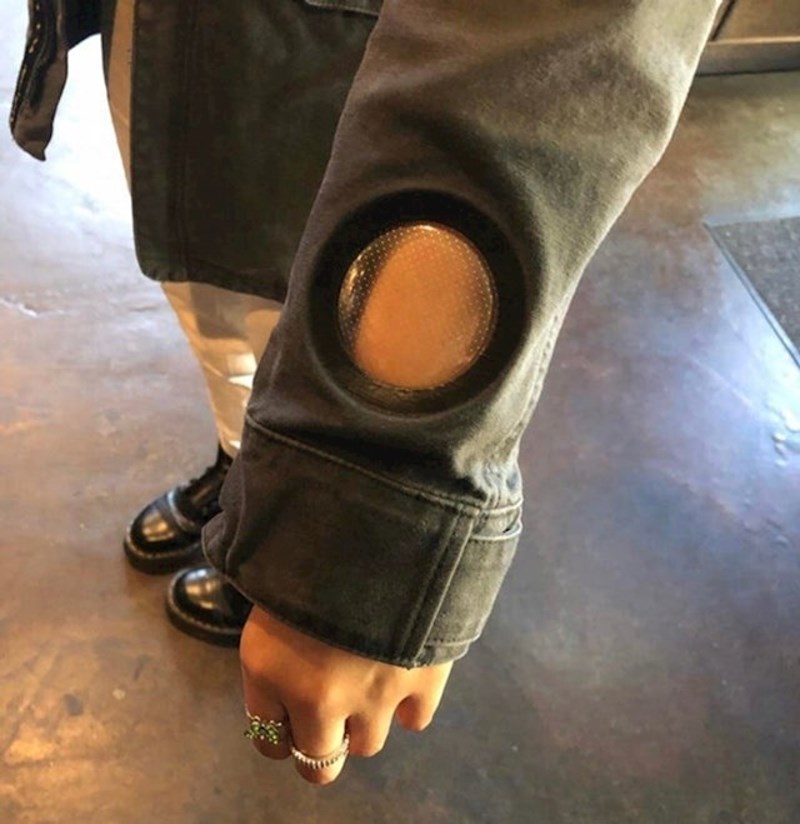 Kaput koji ima prozirni dio na rukavu kako biste mogli vidjeti koliko je sati