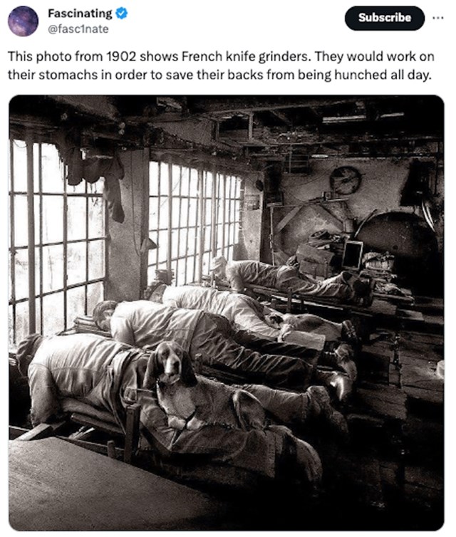Fotografija radnika u tvornici noževa. Leže da štede leđa od napornog rada