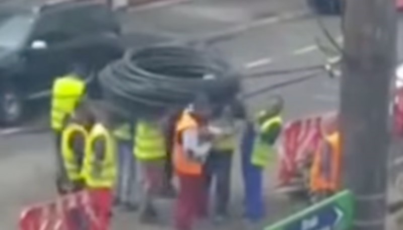 Snimka radnika iz BiH koji postavljaju kabel osvaja internet, ovaj hit nećete moći prestati gledati!