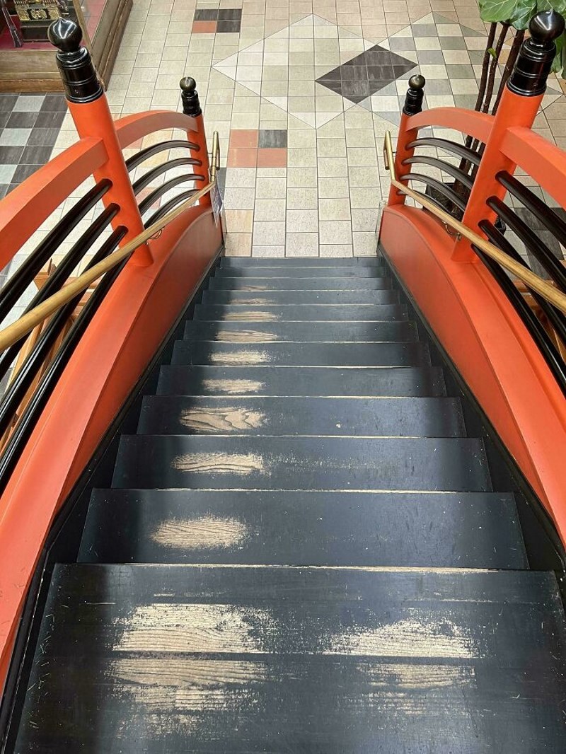 Na lijevoj strani su otisci ljudi koji se penju, a desno onih koji silaze