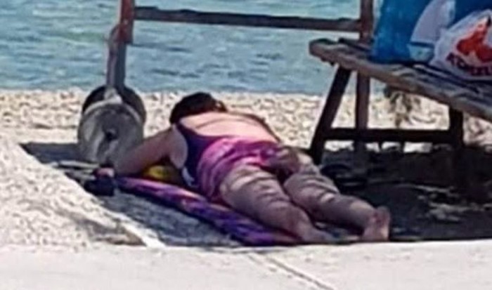 Ovo je najbolja fotografija ljeta 2026.! Morate vidjeti čime je gospođa napravila hlad na plaži