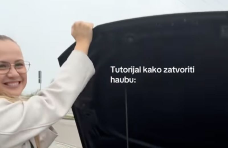 Djevojke su digle haubu na autocesti i nisu je znale spustiti, morate vidjeti u čemu je bio trik!