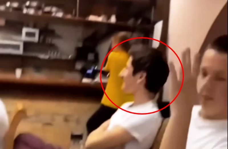 Smimao je prijatelja u kafiću, internet umire od smijeha kad su vidjeli kako izgleda kad se okrenuo