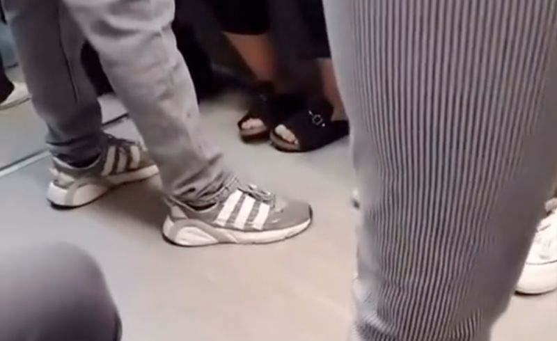 U tramvaju u Sarajevu je snimio tipa s vrlo posebnim tenisicama, kužite li što je napravio?