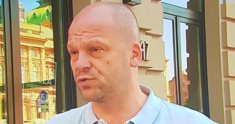 Tip je davao izjavu za HRT, svu pozornost je ukrao detalj na njegovoj majici