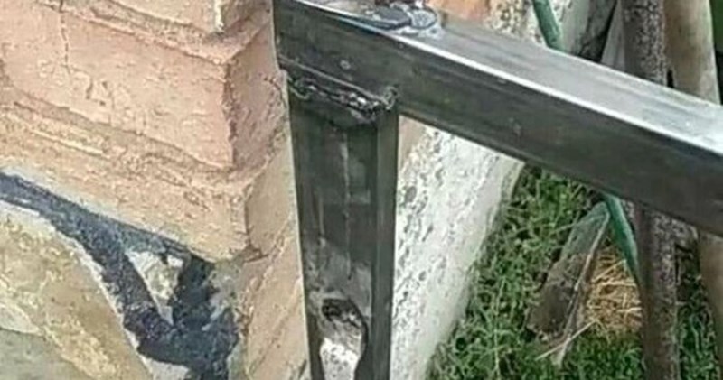 Neobična instalacija na jednim vratima nasmijala ljude na Fejsu, ovakvi prizori se ne viđaju često