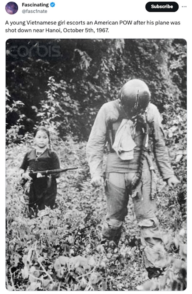 Mala Vijetnamka vodi američkog vojnika u logor. Hanoi, 1967.