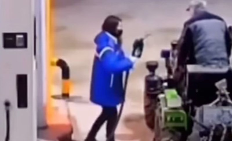 Radnici na benzinskoj je bio prvi dan na poslu, morate vidjeti kako je čovjeku utočila gorivo