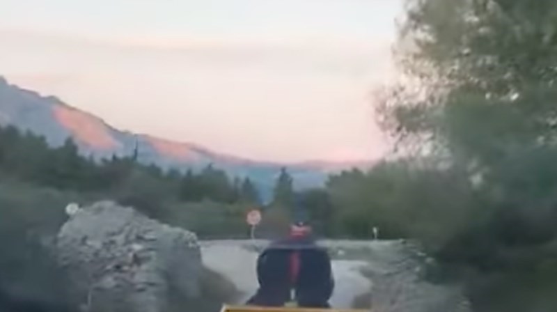 Vidjeli smo ludih scena na cestama, ali ovo je pobjednik. Pogledajte od čega je napravio prikolicu