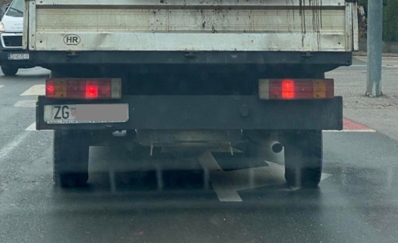 Kad je skužio što prevozi kamion, odmah je odlučio napraviti veći razmak. Ovo je nevjerojatno!