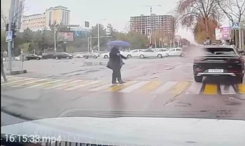 Vozač se zaustavio na semaforu, noge su mu se odsjekle kad je vidio tko prelazi cestu