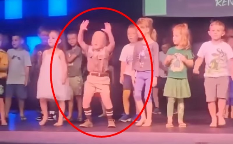 Ovaj klinac koji je rasturio školsku predstavu će vam popraviti dan, a možda i mjesec