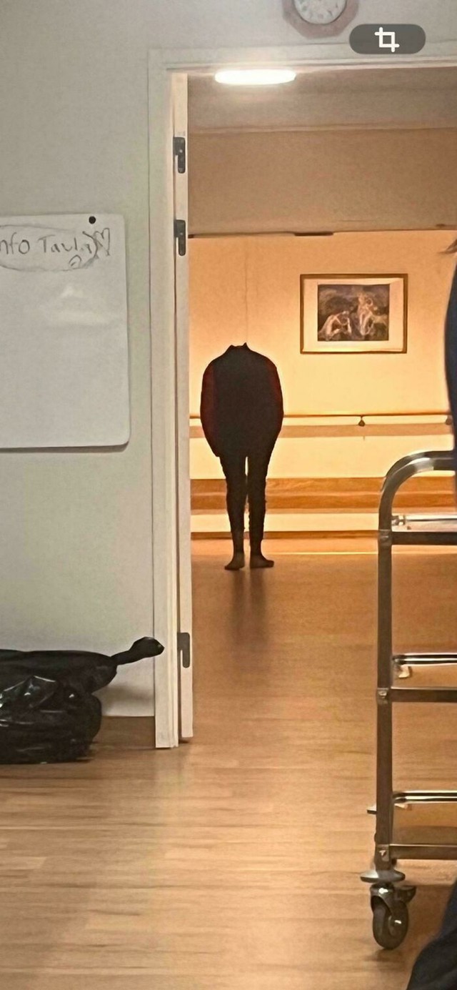 Figura bez glave u kuhinji