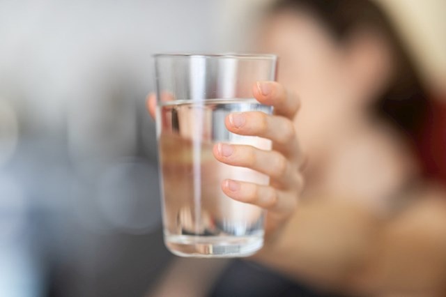 Hladna čaša vode čim sjedneš u restoran - u SAD-u je to normalno, u Europi moraš platiti vodu u boci