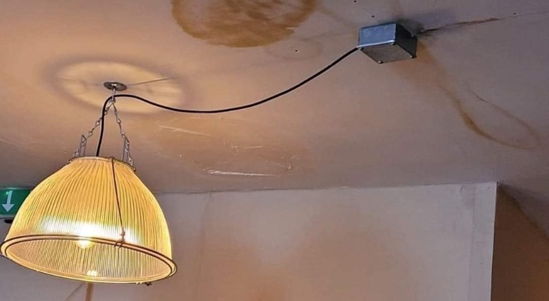 Tip je slikao kako mu curi voda na stropu, čitav internet mu piše istu stvar u komentarima