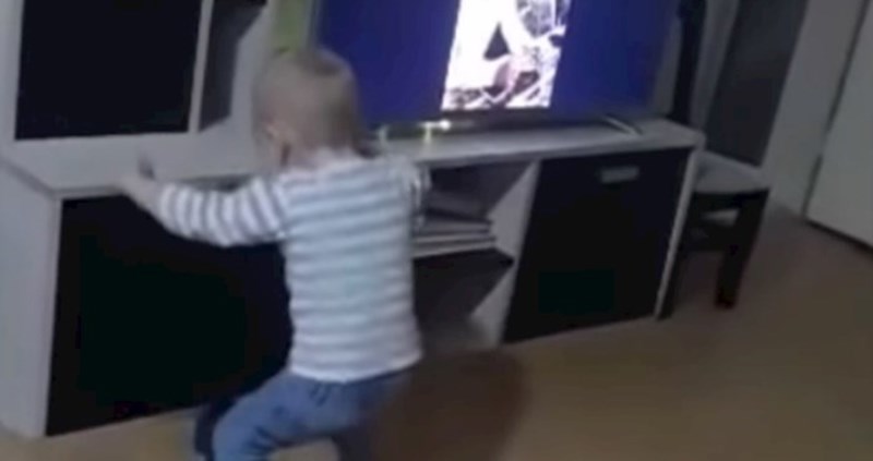 Klinac iz Srbije koji se rodio za kafane je apsolutni hit, ovo morate vidjeti