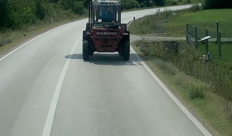 Scena iz Srbije osvaja internet: za sto godina ne biste pogodili što je tip prevozio traktorom