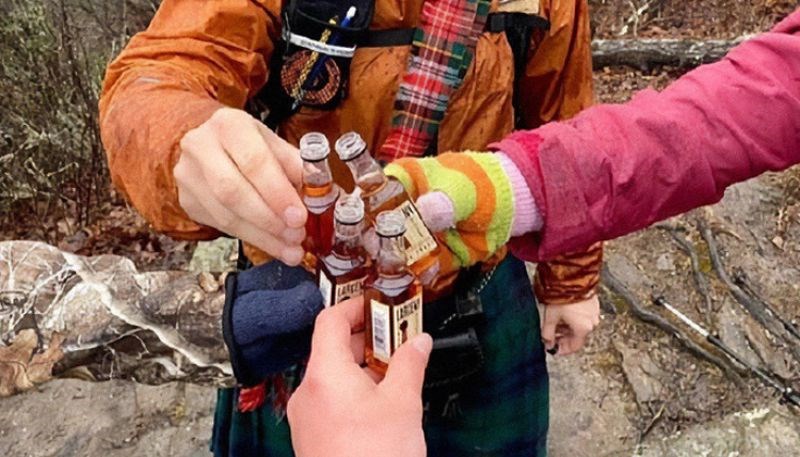 Ova fotka osvojila je internet u jedan dan, ljudi ne kuže kako troje ljudi drži četiri boce