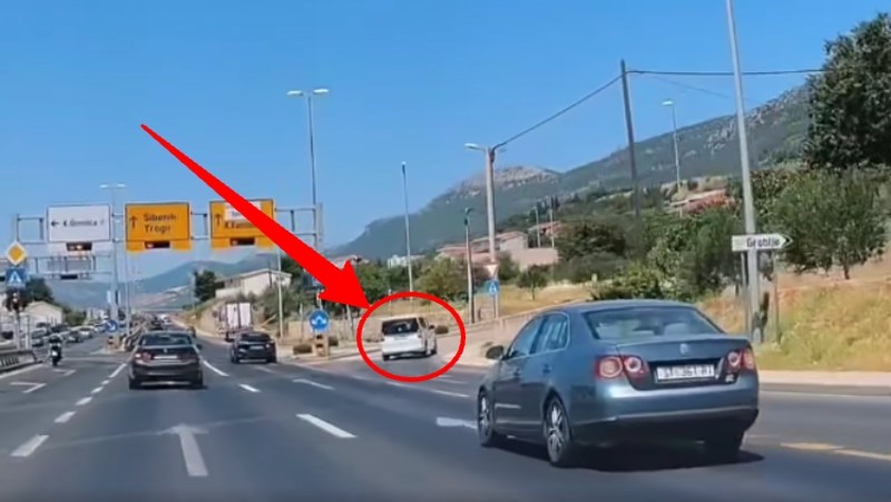 Vozači su ostali u šoku kad su shvatili koji genijalan potez je izveo vozač bijelog auta, ovo je hit