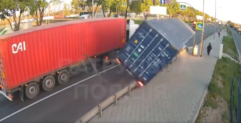 Širi se nevjerojatna snimka iz Ukrajine, morate vidjeti kako je pješakinja izbjegla prevrnuti kamion