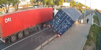 Širi se nevjerojatna snimka iz Ukrajine, morate vidjeti kako je pješakinja izbjegla prevrnuti kamion