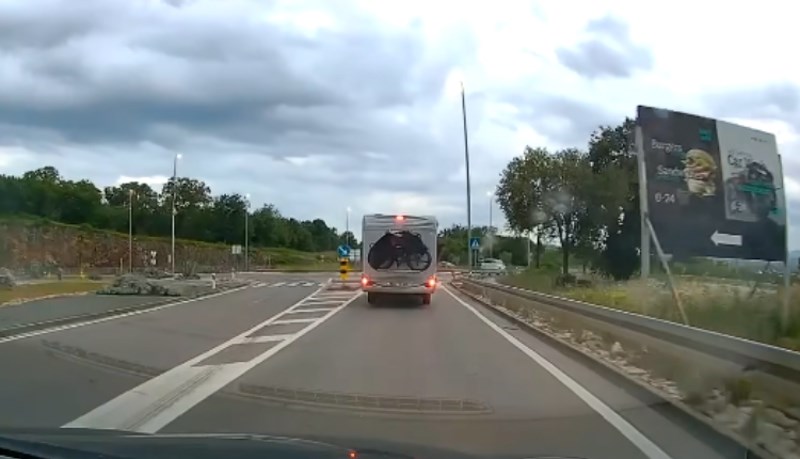 Vidjeli smo svakakih poteza u prometu, ali ovakvo nešto nikad. Šokirat će vas što je tip izveo!