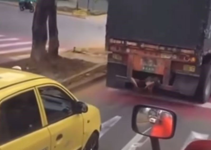 Ovo je, garantiramo, najluđa situacija u prometu ikad snimljena. Vidite li na fotki što se događa?