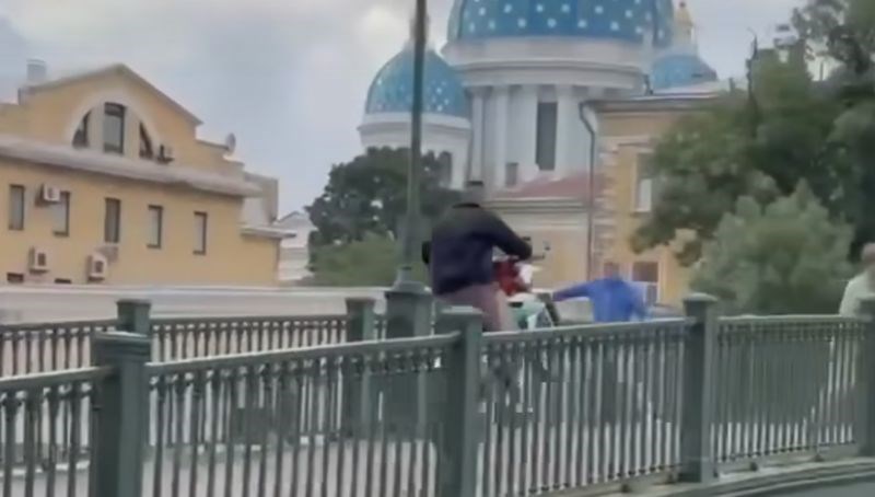 Tip je odlučio izvesti trik na mostu, snimka je postala viralna u samo nekoliko sati