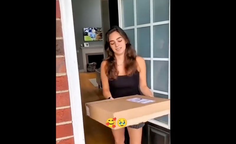 Prijatelj kojeg nije vidjela 20 god joj je donio paket, plakat ćete na njenu reakciju!