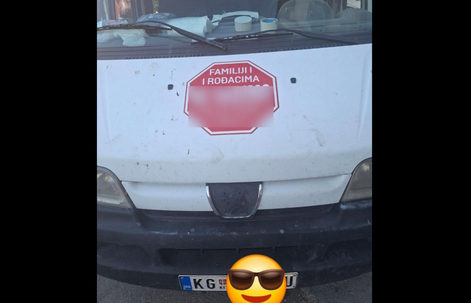 Tip iz Srbije je pokrenuo obrt, morate vidjeti što je na svom kombiju poručio obitelj i rođacima!