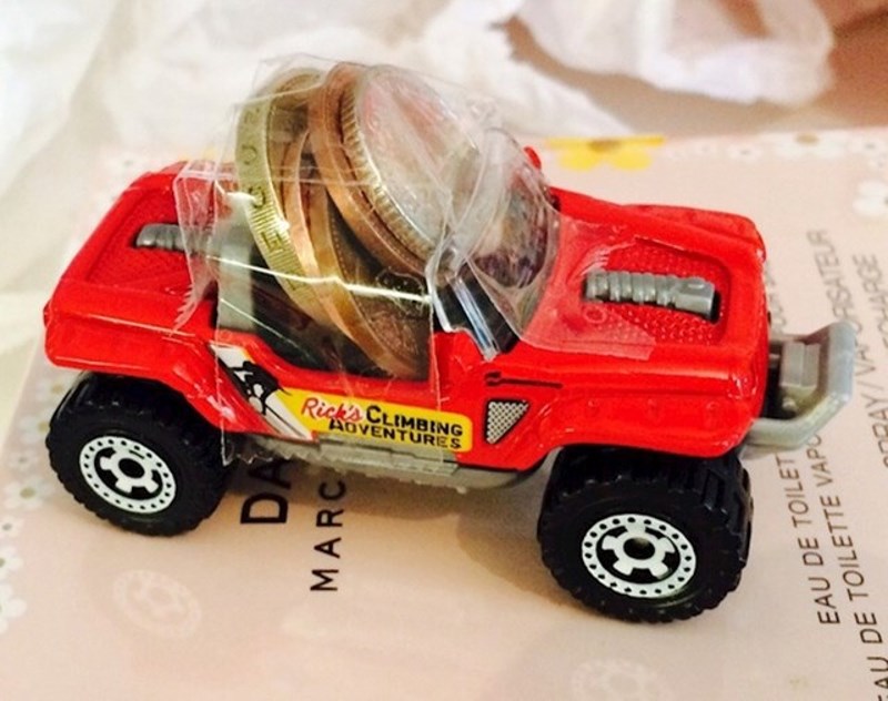 Za rođendan je od oca dobila auto pun para