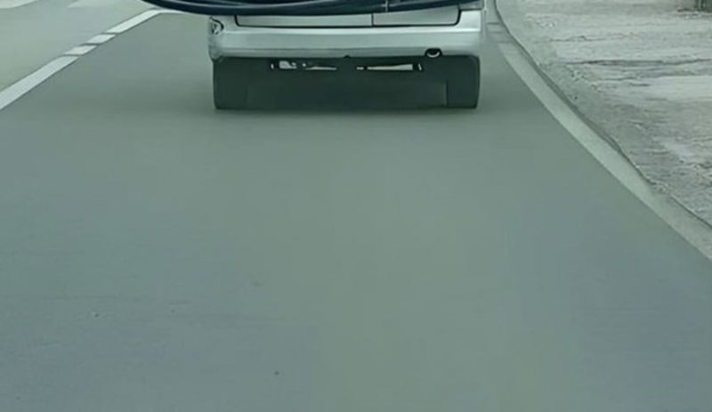 Čovjek iz Mostara je odlučio prevesti cijevi duge 20 metara autom, morate vidjeti kako se snašao