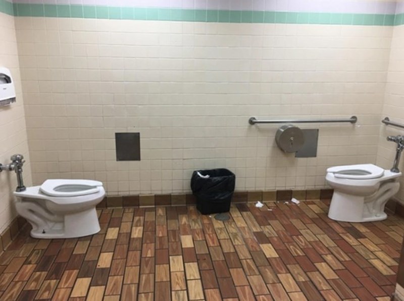 11. Kao da nije dovoljno što je wc "otvorenog" tipa, još samo na jednoj strani ima wc papira...