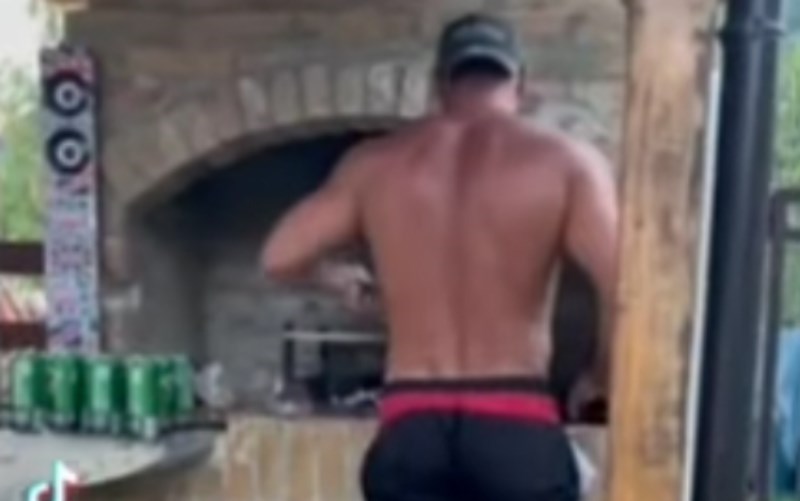 Širi se urnebesna snimka tipa koji peče meso, pjeva cajke i odjednom učini potpuno lud potez