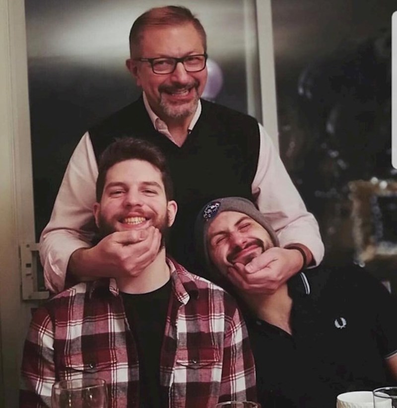 Tata mog prijatelja izgleda kao zli Jeff Goldblum.