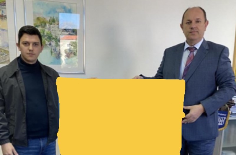 Fotka iz Srbije širi se brzinom munje, morate vidjeti što je student poklonio direktoru javne tvrtke