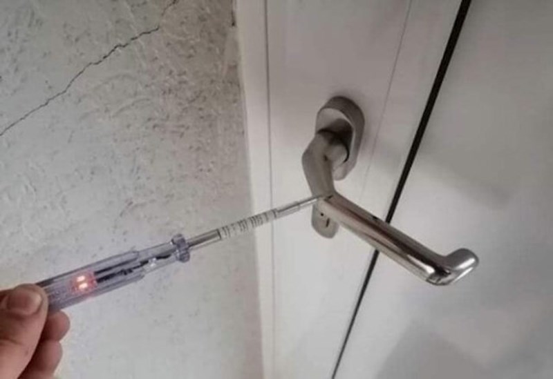 Zabušio je kvaku direktno u žice od struje