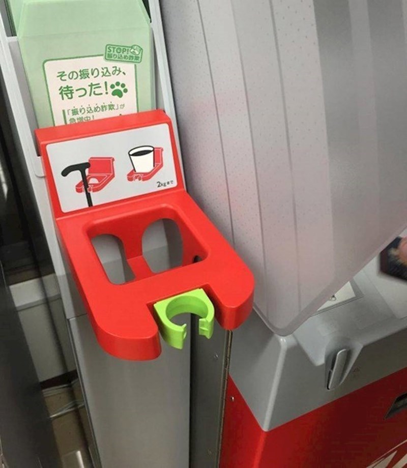 Kraj bankomata postoje držači za čaše i štapove