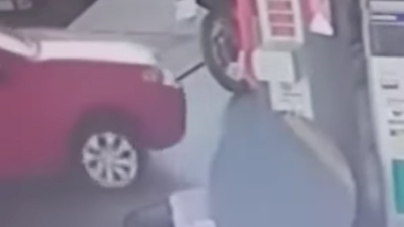 Scena iz automehaničarske radnje u Srbiji obišla je svijet, morate vidjeti što je vozač napravio!