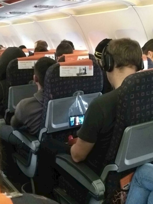 Stavio je mob u prozirnu vrećicu da ga ne mora držati dok gleda film u avionu