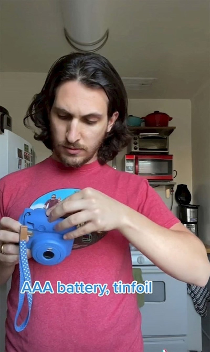 Ako nemate premalenu bateriju (npr. AAA umjesto AA), dodajte malo folije i uređaj bi trebao raditi